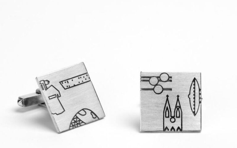 Zilveren "Eindhoven" manchetknopen met tekeningen van markante Eindhovense gebouwen